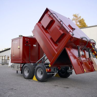 Odkurzacz przemysłowy Disab TrailerVAC SET-10T na tle hali przemysłowej