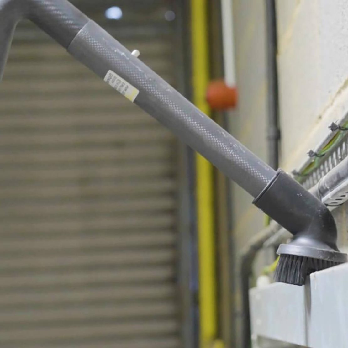 Czyszczenie wysoko położonego koryta kablowego przy użyciu zestawu skyVac ATEX+