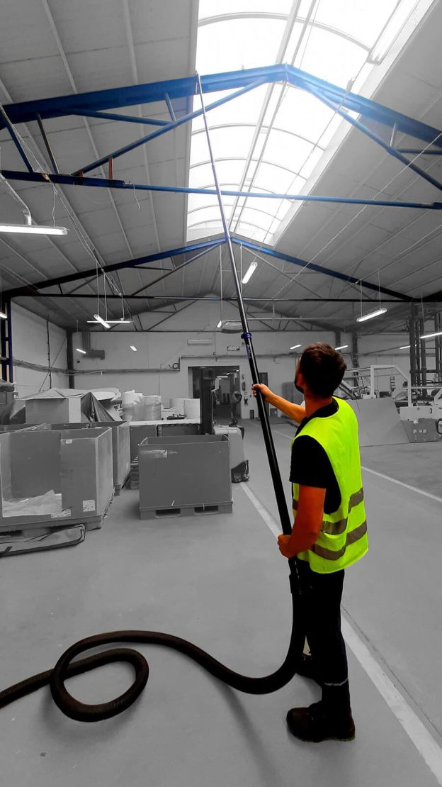 Odkurzanie konstrukcji hali rurami skyVac