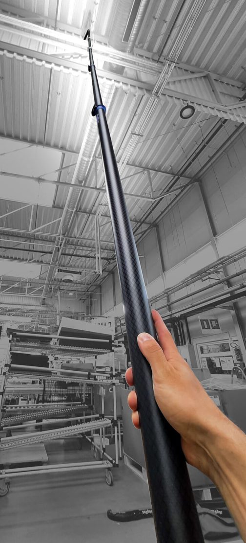 Odkurzanie górnych belek konstrukcji hali produkcyjnej