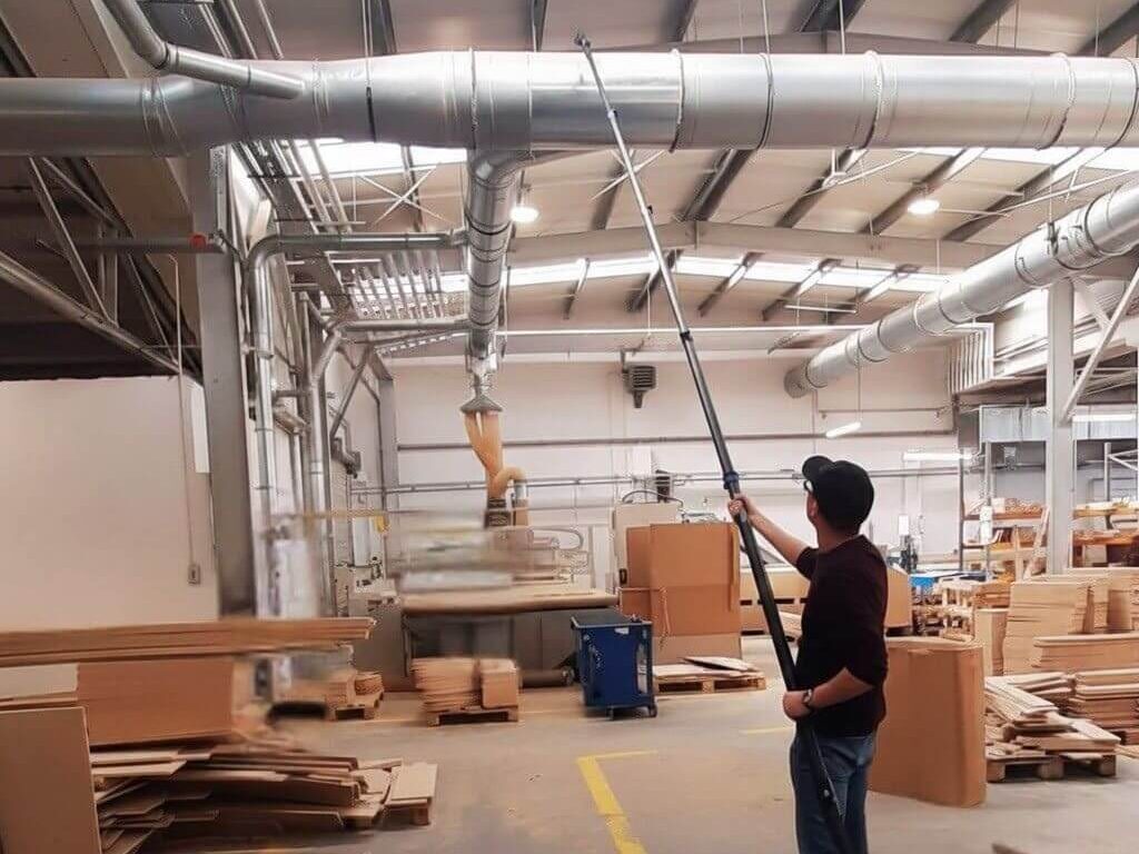 Odkurzanie rurociągów odciągowych w stolarni
