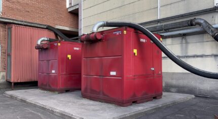 Dwie przemysłowe jednostki próżniowe DISAB zainstalowane na zewnątrz fabryki Wasa, zintegrowane z głównym rurociągiem ssącym.