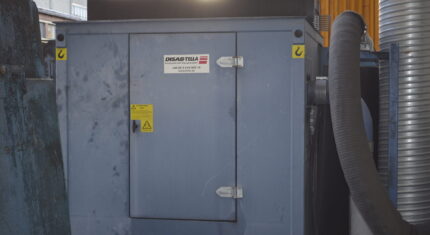 Dwa kontenery filtracyjne DISAB (niebieski i czerwony) połączone z górną siecią rurociągów do transportu pyłu mącznego w Filipstad.