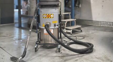 Profesjonalny odkurzacz przemysłowy RGS ONE43X1.M.ACD z certyfikatem ACD (Appliance for Combustible Dust) i filtracją klasy M. Urządzenie w obudowie ze stali nierdzewnej, dedykowane do bezpiecznego usuwania pyłów palnych w strefach nieklasyfikowanych jako wybuchowe.