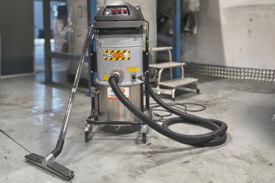 Profesjonalny odkurzacz przemysłowy RGS ONE43X1.M.ACD z certyfikatem ACD (Appliance for Combustible Dust) i filtracją klasy M. Urządzenie w obudowie ze stali nierdzewnej, dedykowane do bezpiecznego usuwania pyłów palnych w strefach nieklasyfikowanych jako wybuchowe.