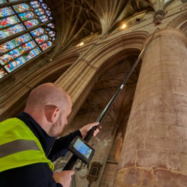 Wysokościowe odkurzanie obiektów zabytkowych pod pełną kontrolą kamery